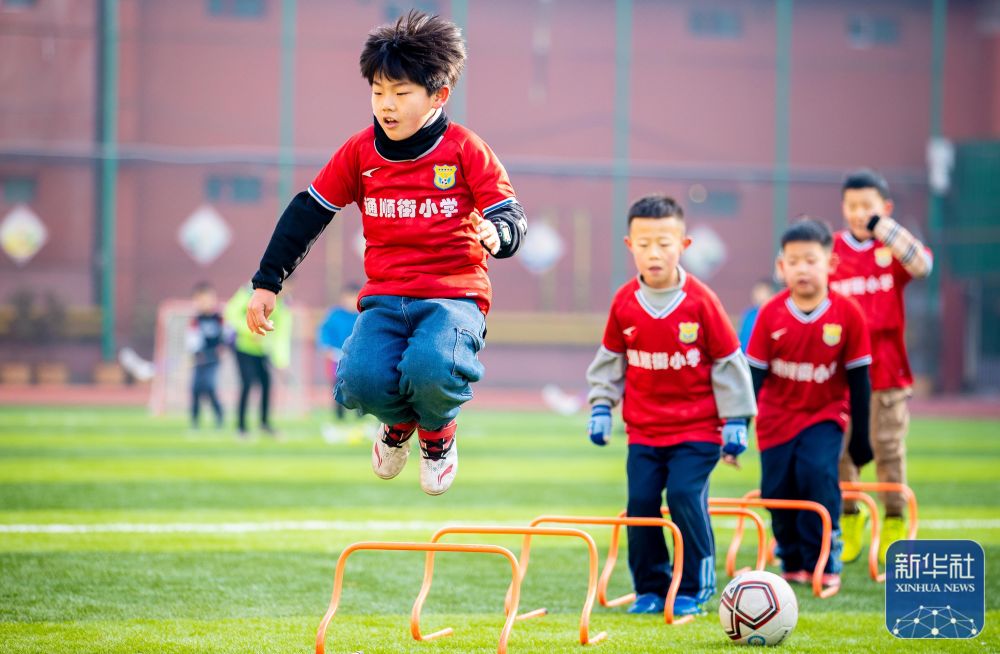 比利亚雷亚尔欧冠六场1平5负排倒数第二，但在西甲暂列第三位（比利亚雷亚尔欧冠6战1平5负仅列倒数第二，西甲积分榜却暂居第三）