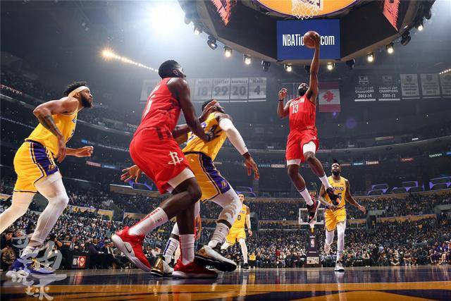 一日意甲动向：国米大胜科莫晋级榜首，米兰中锋实在是太令人发愁（意甲今日观察：国米横扫科莫登顶，米兰中锋难题令人头疼）