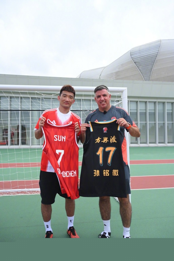 每体：拉菲尼亚已是巴萨非卖品，他的目标是赢得欧冠和世界杯（每体：巴萨将拉菲尼亚列为非卖品，球员剑指欧冠与世界杯桂冠）