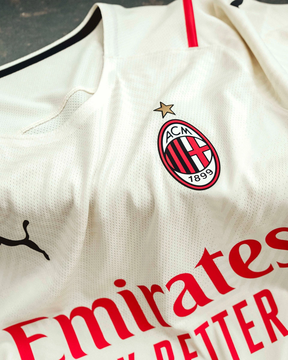 U22国足力克韩国U22，球迷在球员谢场时高喊“雄起”（U22国足击败韩国U22，谢场时球迷高呼“雄起”）